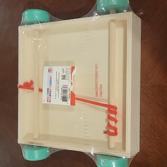 (J26) Wooden Building Blocks with pull wagon - Picture 4 of 5